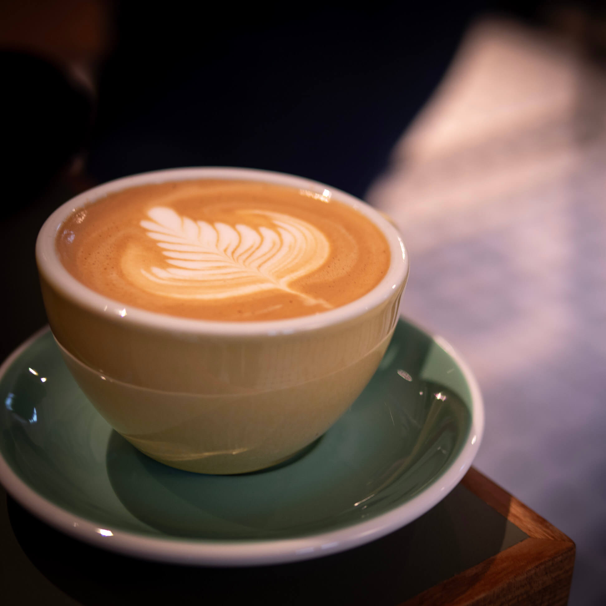 42_En_Caffe_Latte_med_art_webb_kopia.png